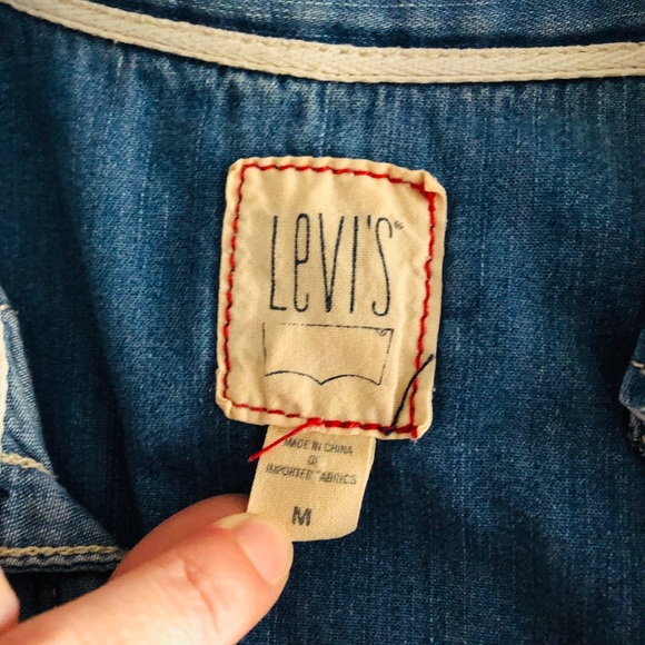 🌺SOLD!!!!Levi’s Button up Shirt 🌺 - Picture 5 of 6